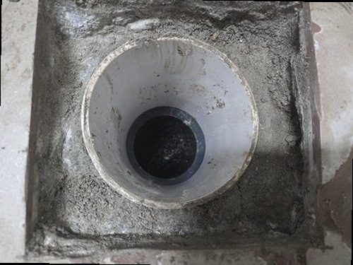 양평 누수탐지 아래층 천장 물자국과 욕실 주변 누수 흔적을 확인하는 모습