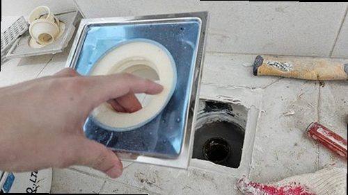 양평 누수탐지 누수 보수 후 압력 게이지로 배관 상태를 확인하는 과정