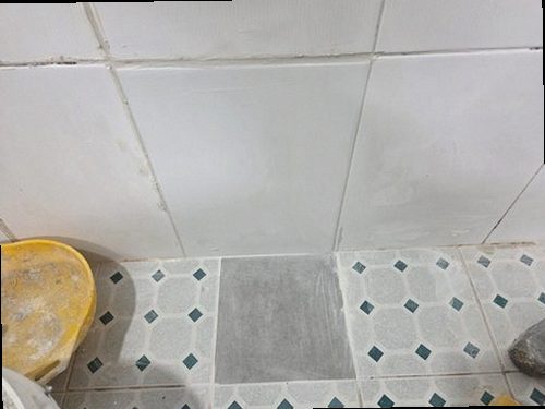 기흥구 누수탐지 베란다 바닥 물자국과 수전 연결부를 확인하는 모습