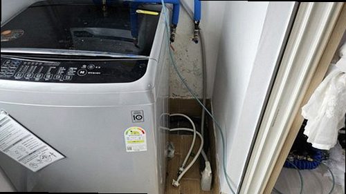 아산시 누수탐지 베란다 천장과 벽면의 누수 흔적을 확인하는 모습