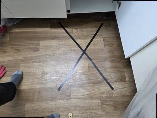 아산시 누수탐지 열화상 카메라와 수분측정기로 천장 내부 습기를 확인하는 모습