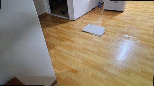 아산시 누수탐지 거실 천장에 나타난 누수 얼룩과 들뜬 마감재