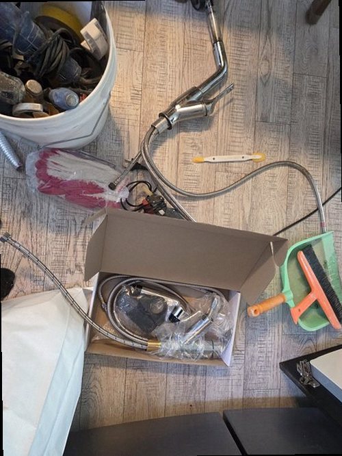 양주 누수탐지 천장과 벽면에 나타난 누수 흔적을 확인하는 모습