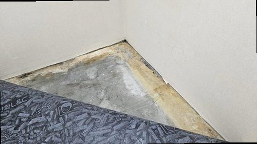 효행구 누수탐지 누수 원인을 비교하기 위해 열화상 카메라와 수분측정기를 사용하는 모습