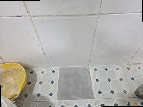 효행구 누수탐지 베란다 벽면 물자국과 창틀 주변 실란트 상태를 확인하는 현장