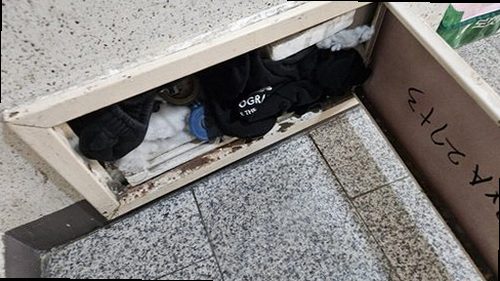 서대문구 누수탐지 욕실 천장 물자국과 누수 피해 범위를 확인하는 모습
