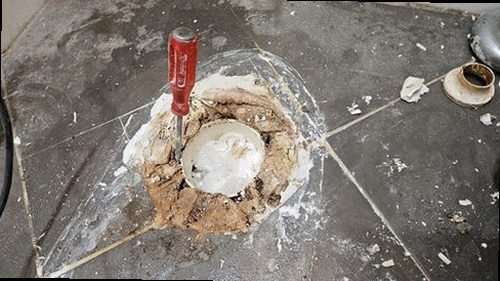 서대문구 누수탐지 수도계량기 별침과 욕실 누수 흔적을 확인하는 모습