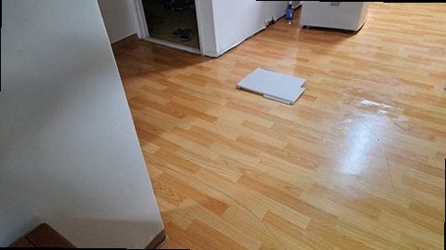 서대문구 누수탐지 공압 게이지와 가스탐지기를 활용해 배관을 검사하는 모습