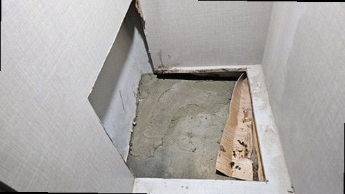 이천 누수탐지 천장 얼룩과 바닥 수분 흔적을 비교하는 누수 점검 모습