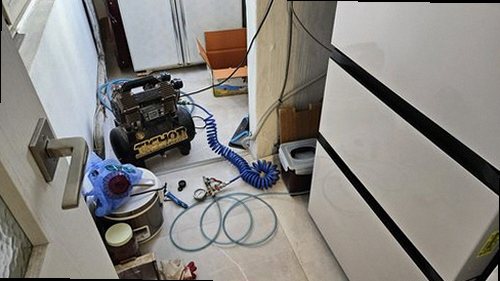 송파구 누수탐지 천장 얼룩과 벽면 습기를 확인하는 현장 점검 모습