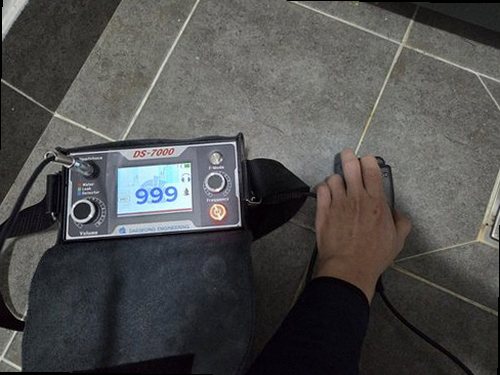 송파구 누수탐지 거실 천장 물자국과 벽면 수분 흔적을 확인하는 모습