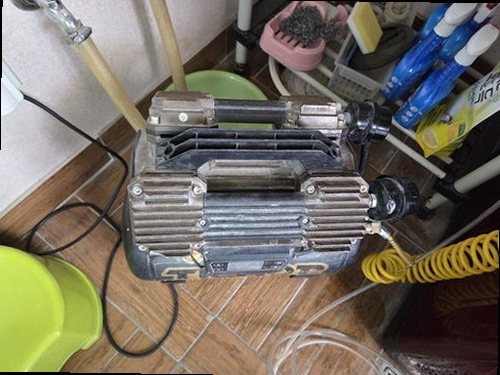 송파구 누수탐지 벽지에 번진 누수 흔적과 수분 측정기를 확인하는 모습
