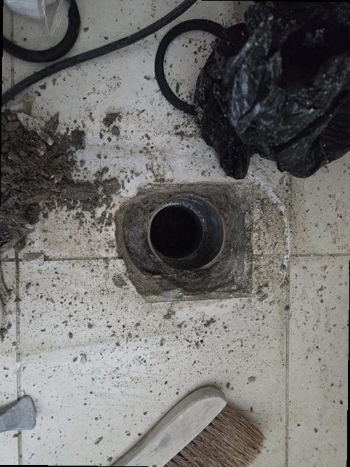 팔달구 누수탐지 욕실 바닥과 천장 누수 흔적을 점검하는 모습