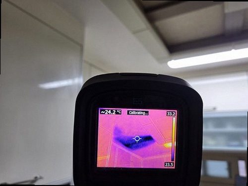 팔달구 누수탐지 싱크대 하부장 내부의 변색된 바닥판과 배관 연결부를 확인하는 모습