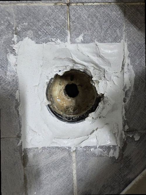 평택 누수탐지 벽지 변색과 습기 흔적이 나타난 실내 벽면