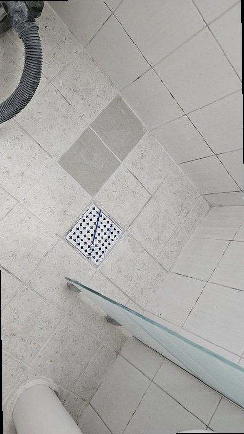 평택 누수탐지 천장 누수 흔적과 점검 항목을 확인하는 모습
