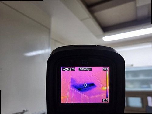 미추홀구 누수탐지 싱크대 하부 배관과 누수 점검 장비를 확인하는 모습