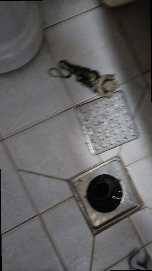 여주 누수탐지 욕실 바닥과 아래층 천장 물자국을 확인하는 현장