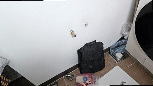 여주 누수탐지 안방 천장 누수 흔적과 주변 마감재 상태를 확인하는 모습