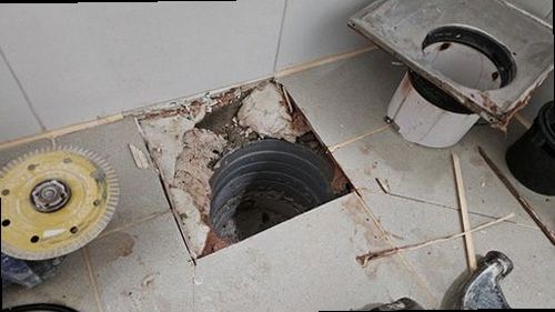 여주 누수탐지 천장 얼룩과 물고임이 발생한 실내 상태