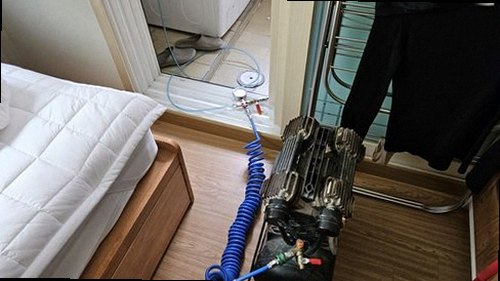 서울 강서구 누수탐지 천장 누수 흔적과 벽면 수분 변화를 확인하는 모습