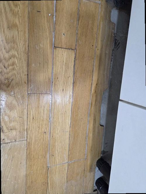 은평구 누수탐지 천장 누수 흔적과 배관 위치를 비교하는 현장 점검 모습