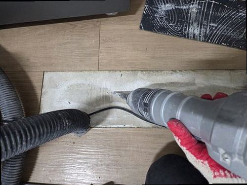 은평구 누수탐지 거실 벽 하단에 번진 누수 흔적과 들뜬 벽지