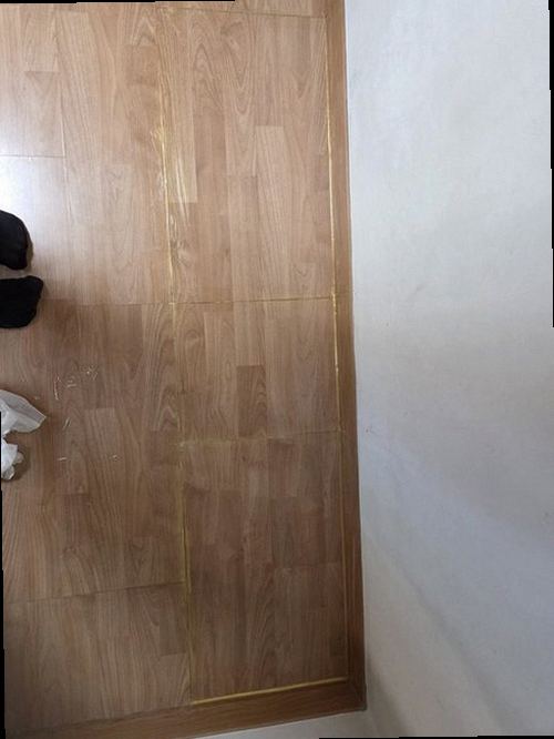 은평구 누수탐지 방수층과 배관 누수를 비교하기 위해 욕실과 거실 흔적을 점검하는 모습