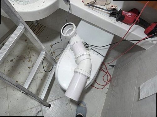 영통구 누수탐지 수도계량기 별침과 잠금 밸브를 확인하는 모습