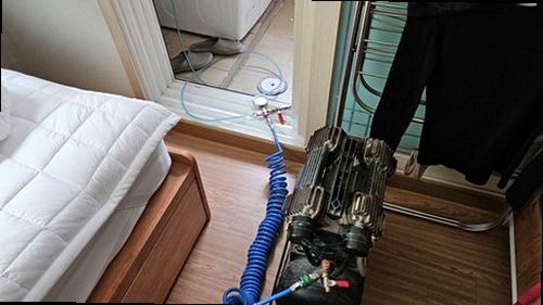 청주시 청원구 누수탐지 공압 게이지와 청음탐지기로 배관 누수 위치를 확인하는 모습