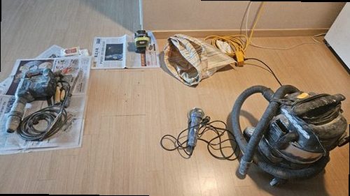 대전 중구 누수탐지 욕실 천장 누수 흔적과 점검 위치를 확인하는 모습