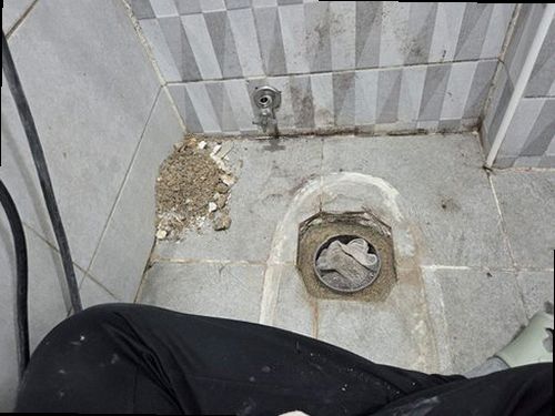 해운대구 누수탐지 수도계량기 별침과 욕실 누수 흔적을 확인하는 모습