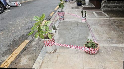 해운대구 누수탐지 수도계량기와 건물 내부 배관 구조를 확인하는 모습