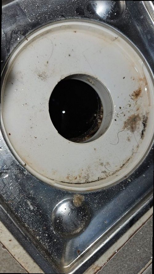 해운대구 누수탐지 욕실 천장에 번진 누수 흔적과 벽면의 수분 자국