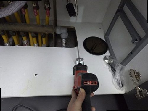 부산 북구 누수탐지 보일러와 난방 분배기 연결 상태를 점검하는 현장