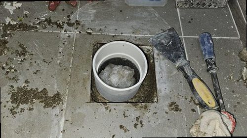 부산 북구 누수탐지 압력계와 누수 탐지 장비를 사용해 배관 상태를 확인하는 모습