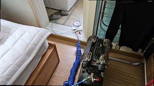 대전 동구 누수탐지 안방 천장과 벽면의 누수 흔적을 확인하는 모습