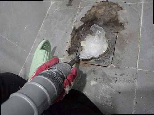 중원구 누수탐지 가스탐지기와 청음탐지기를 이용해 누수 위치를 좁히는 모습