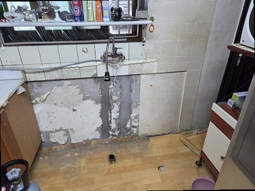 동두천 누수탐지 주방 싱크대 하부와 천장 얼룩을 확인하는 현장